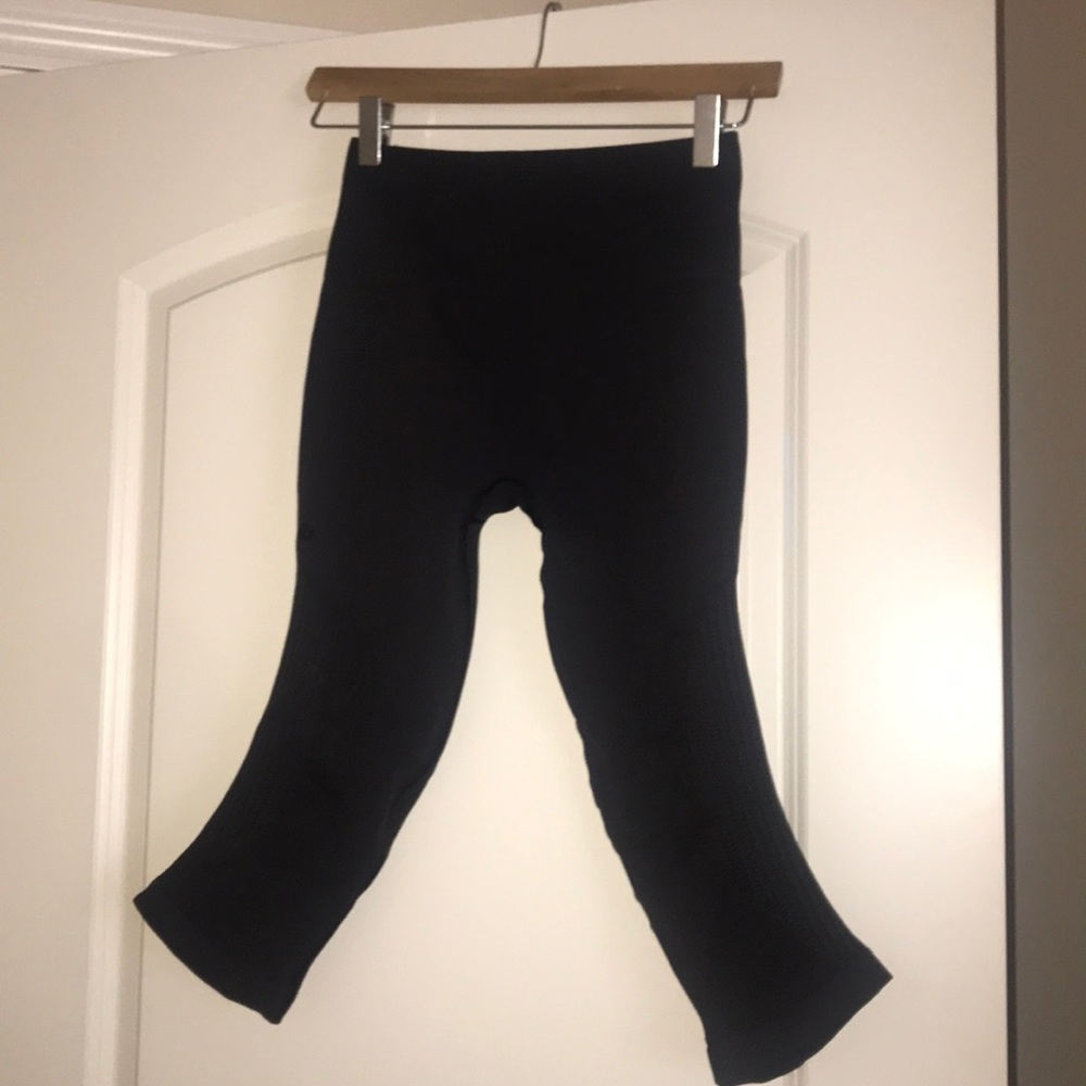Black Lululemon crop leggings